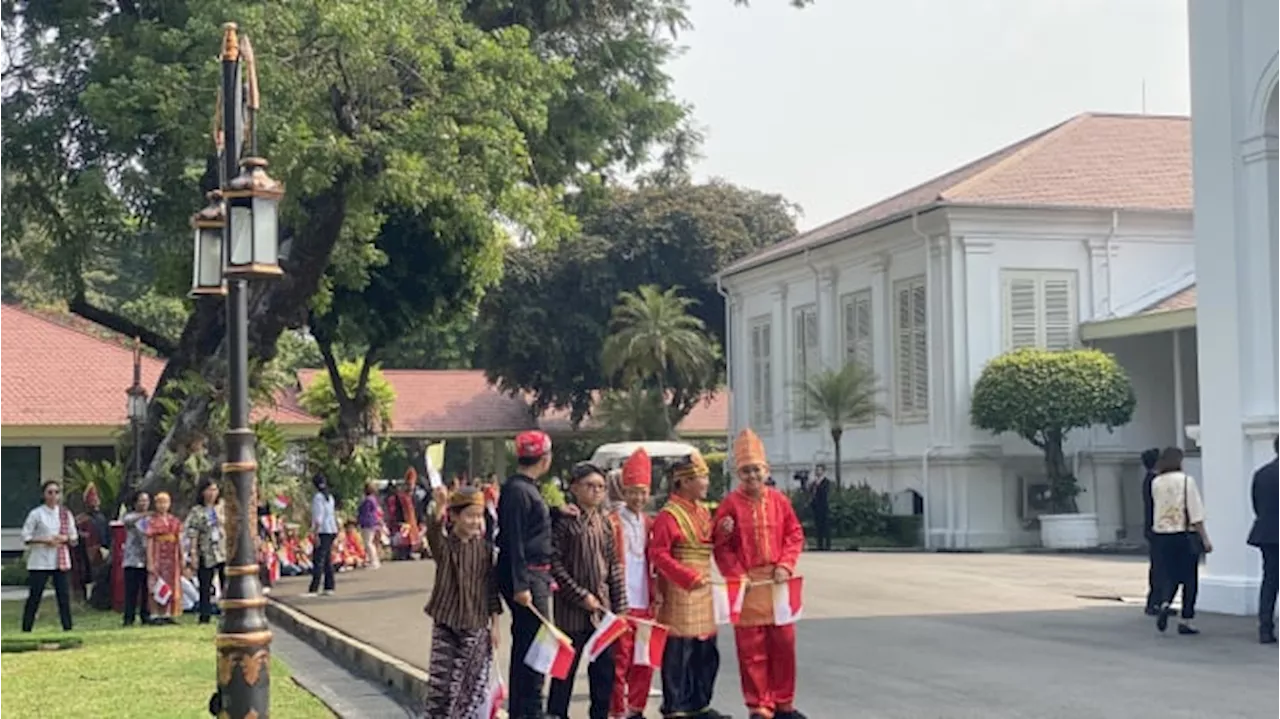 Anak-Anak Berbaju Adat Nusantara Sambut Paus Fransiskus di Istana Merdeka