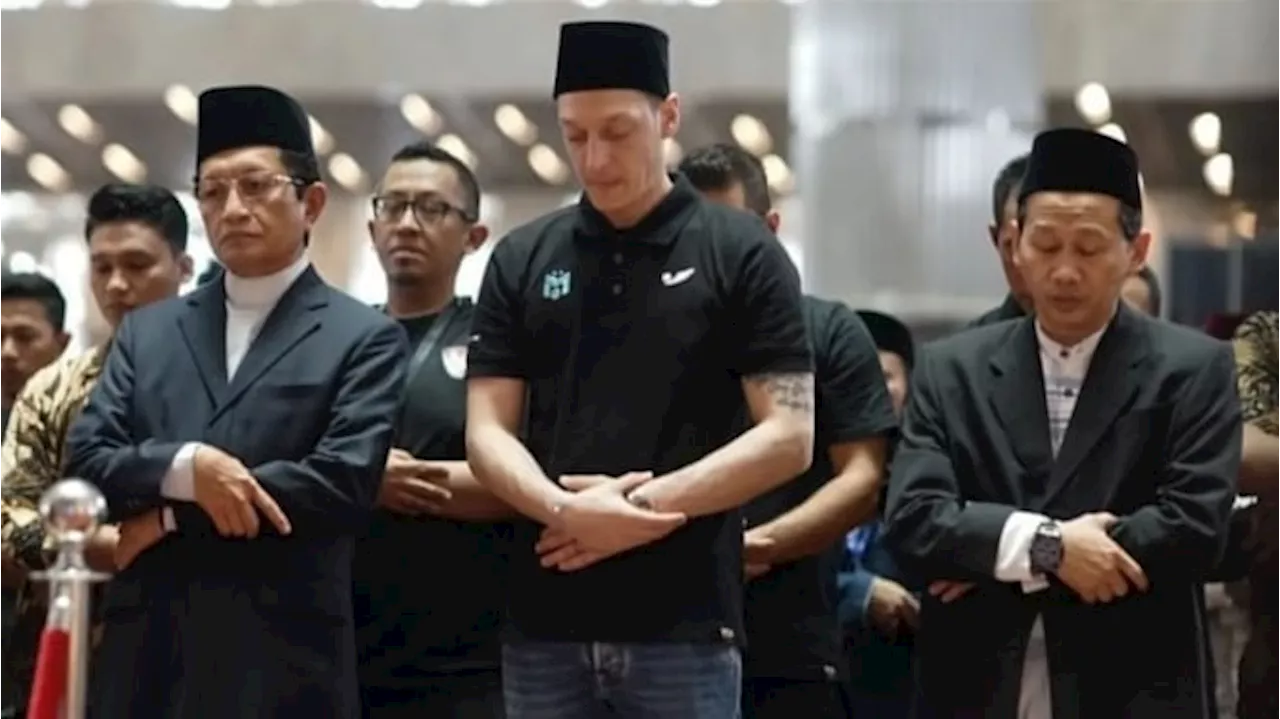 Pasca Pensiun dari Sepakbola, Mesut Oezil Sibuk Jadi Marbot Masjid