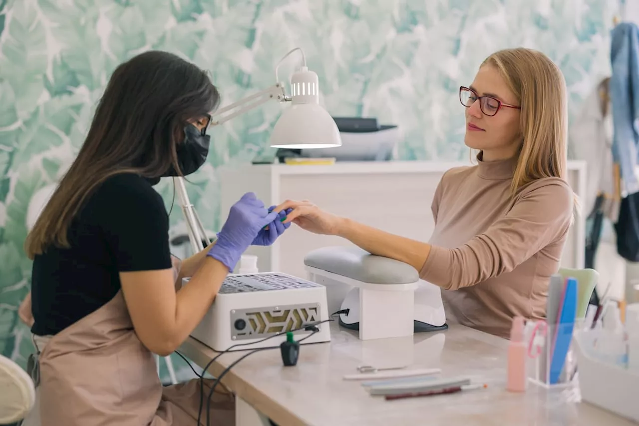 ¿Cuánto se puede ganar una manicurista en Colombia o en el exterior?