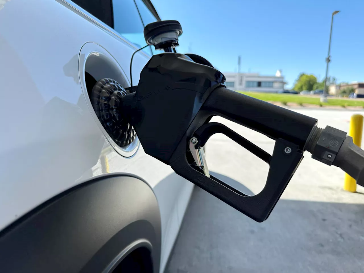 Gas prices could drop to $3 by year end, says analyst