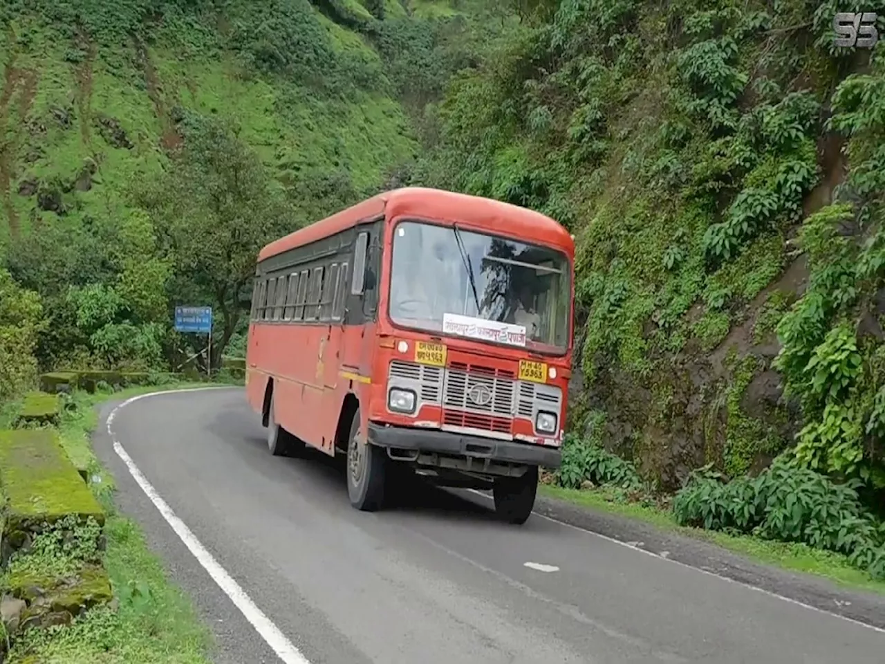 देवाक् काळजी! जादा गाड्या, आरक्षित तिकिटांचं काय? एसटी कामगारांच्या आंदोलनामुळं प्रवासी बुचकळ्यात