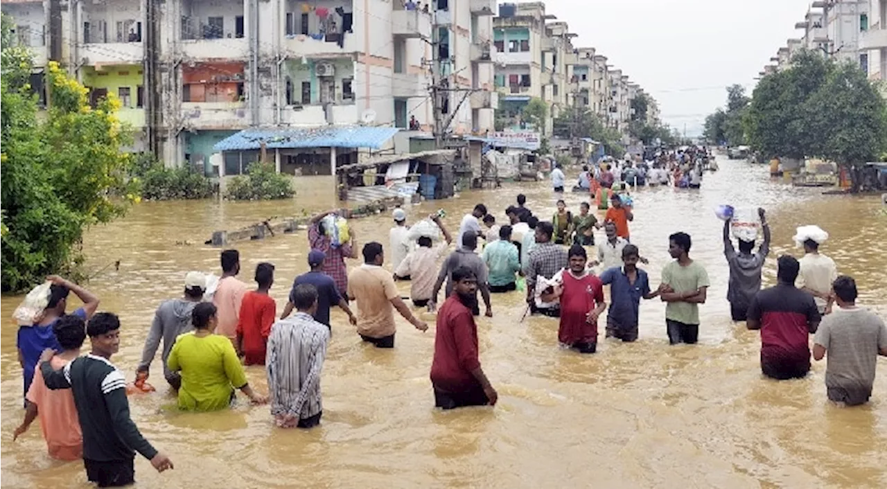 Vijayawada Floods: వరద తగ్గినా ఇళ్లలోకి వెళ్లలేని స్థితి, పాముల భయం