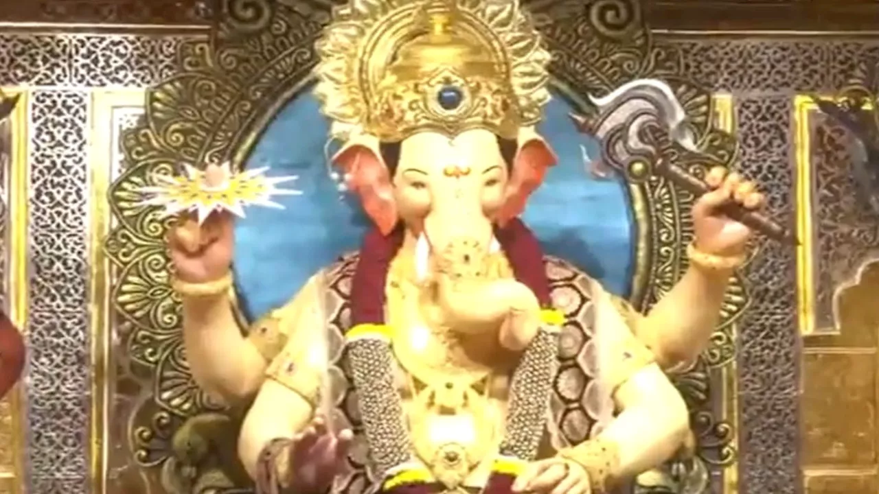 Ganesh Chaturthi 2024: लाल बाग के राजा की पहली झलक आई सामने, घर बैठे करें बप्पा के दर्शन