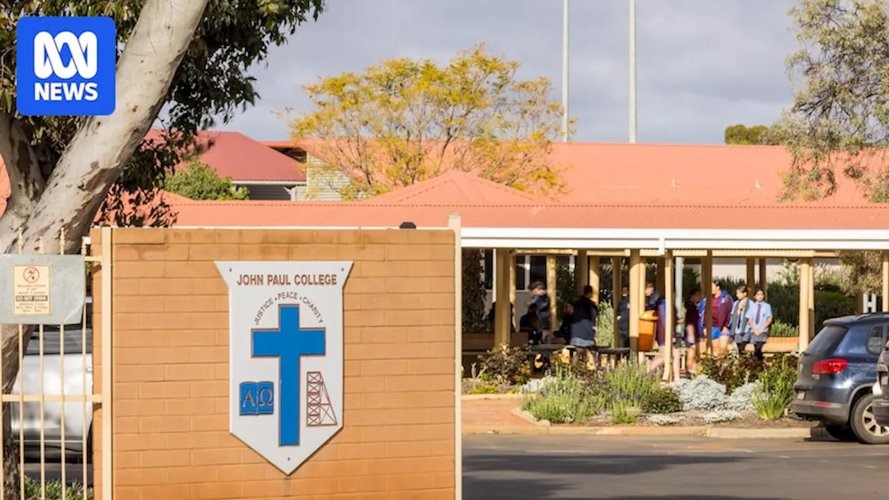 Parents at Kalgoorlie's John Paul College frustrated as teacher shortage forces online learning