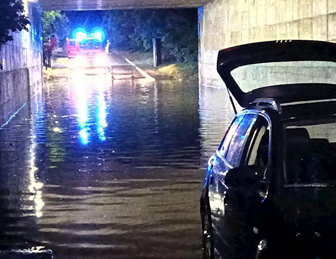 Allerta meteo Milano, oggi nubifragio e città in tilt: automobilisti intrappolati