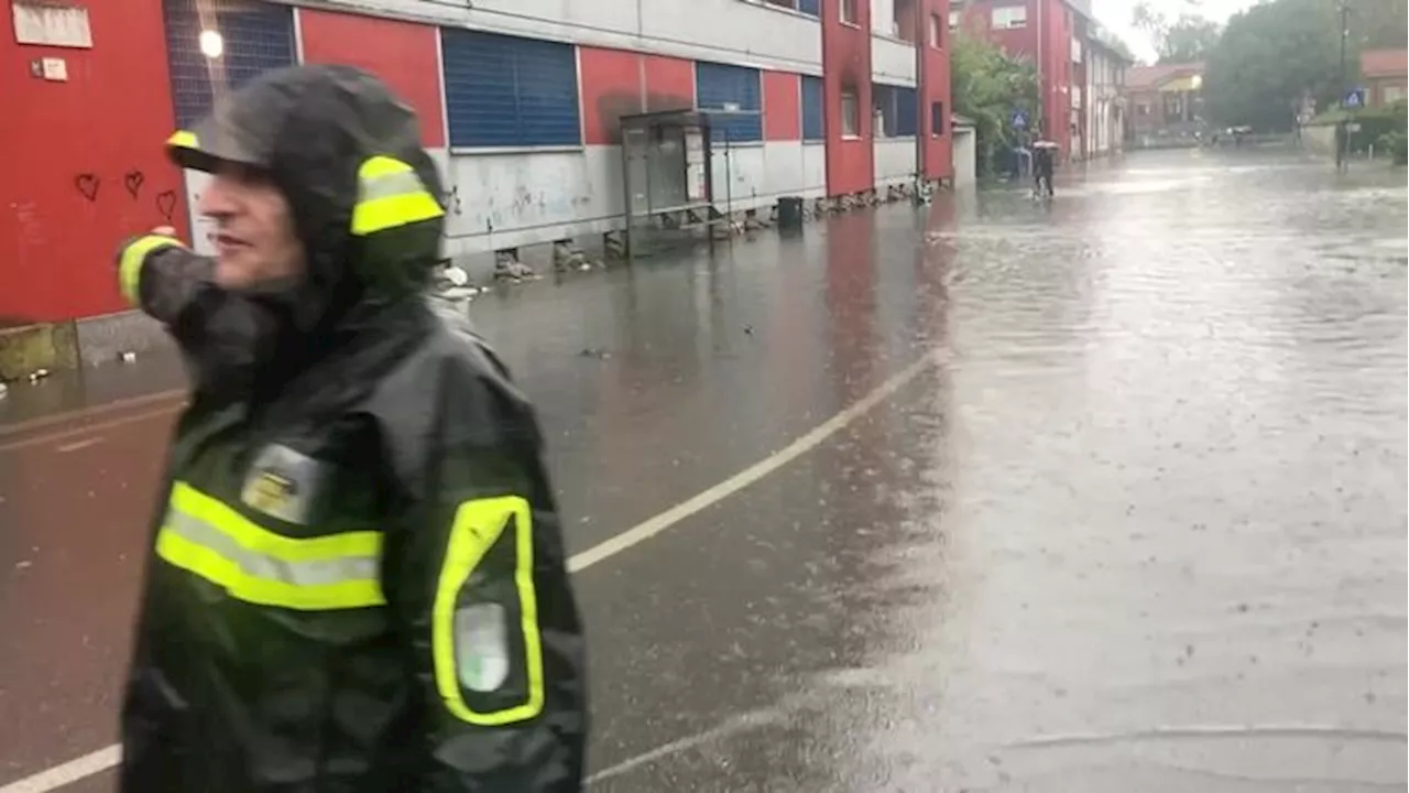 Maltempo, esonda il Lambro a Milano: allagamenti e strade chiuse