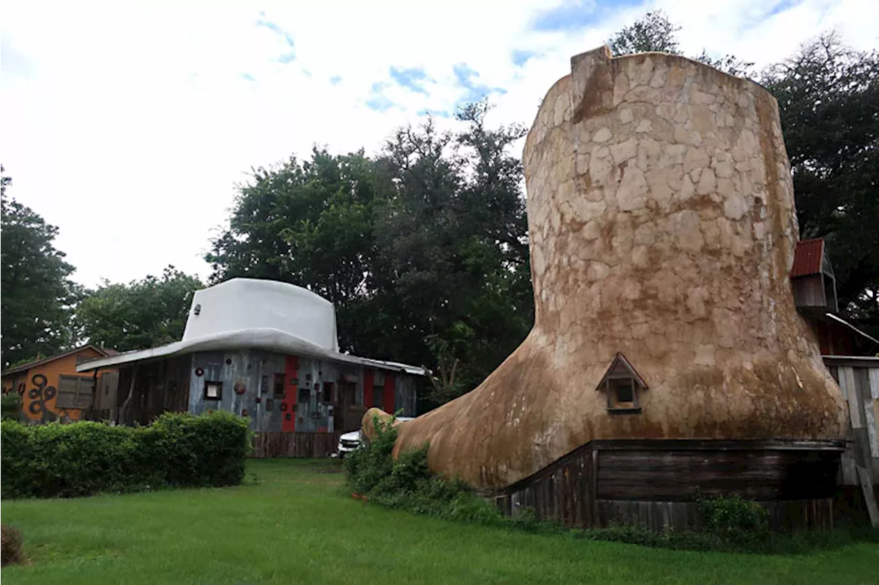 Day Trips: The Boot House and Cowboy Hat House, Huntsville