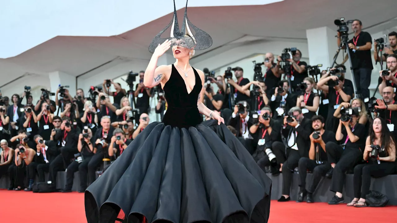 Dans une majestueuse robe Dior, Lady Gaga ensorcelle le tapis rouge de la Mostra de Venise