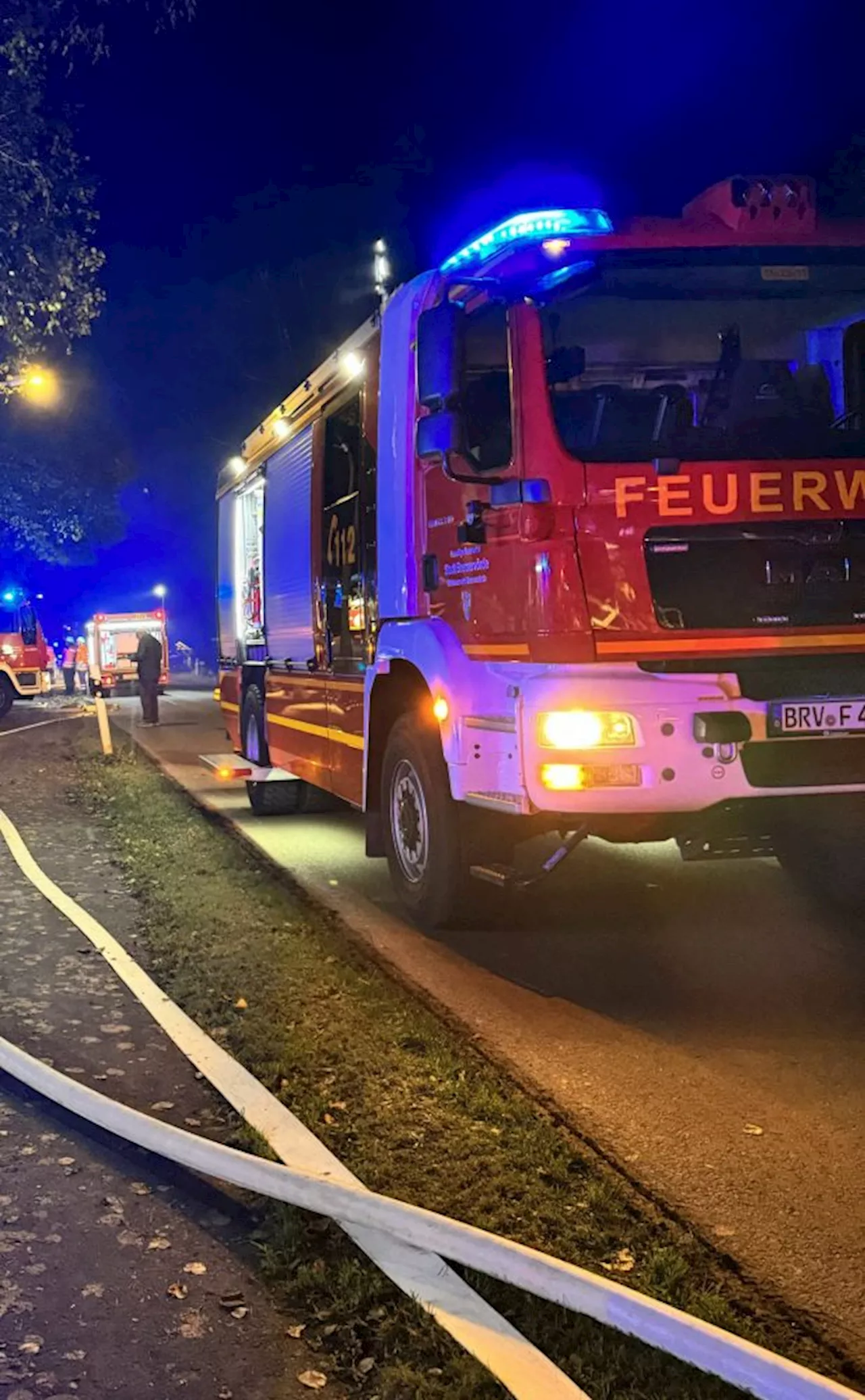 Unwettereinsatz hält Feuerwehr in Atem: Blitzschlag und überschwemmte Straßen in Bremervörde