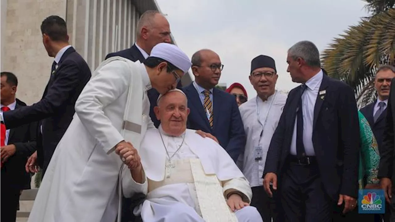 Momen Paus Salim Tangan Imam Istiqlal & Imam Istiqlal Cium Kening Paus