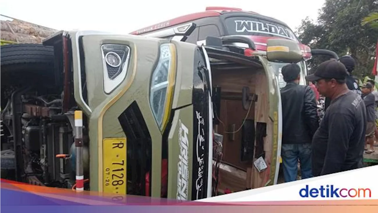 Detik-detik Mikrobus Terguling di Banjarnegara, 2 Pelajar Luka