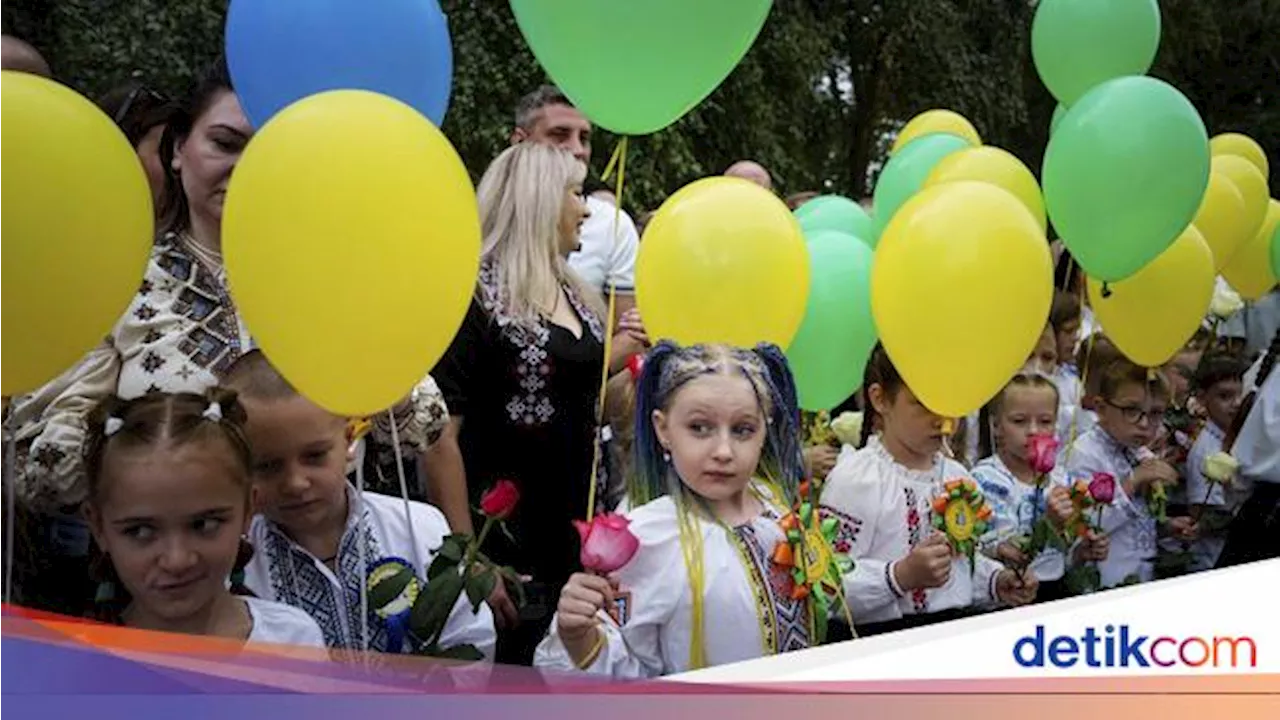 Potret Anak-anak Ukraina Kembali Sekolah di Tengah Serangan Rusia