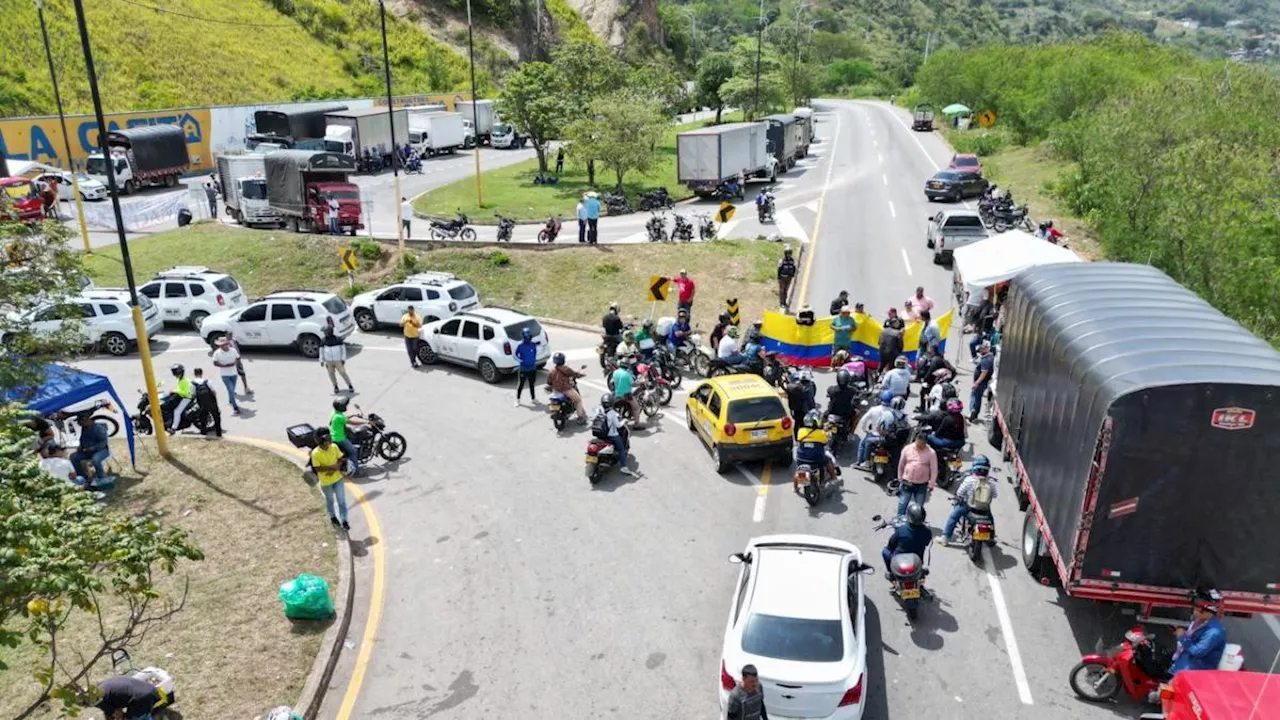 Paro camionero causa escasez de combustible en algunas regiones: 'Ya hay estaciones cerradas'