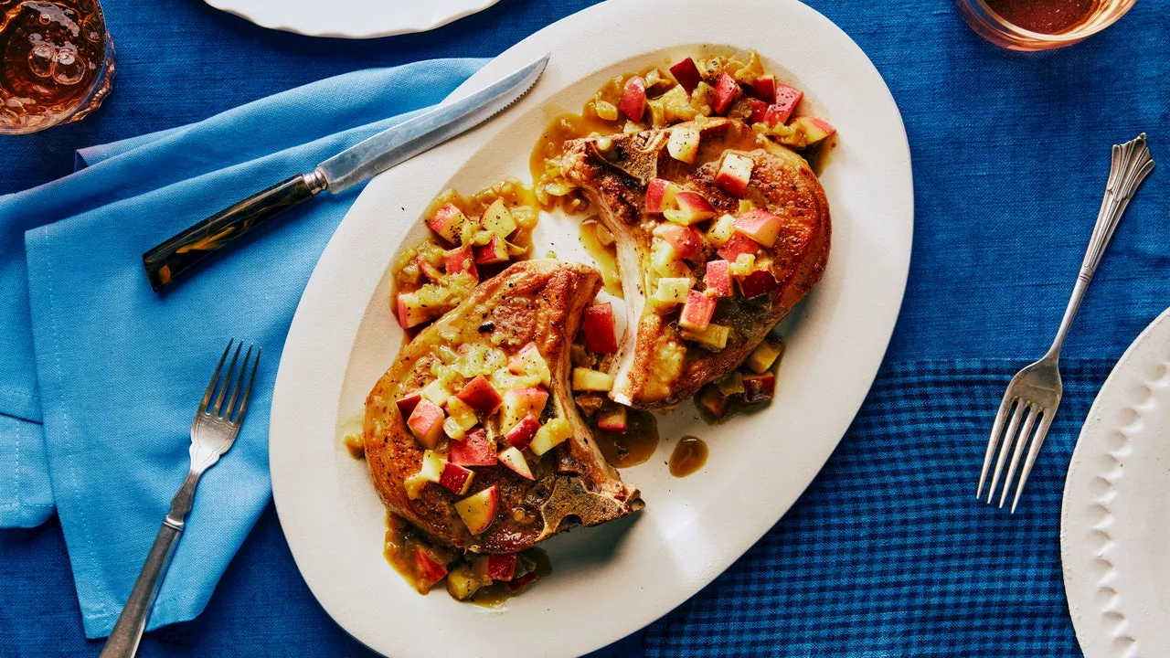 Pork Chops With Green Chiles and Apples