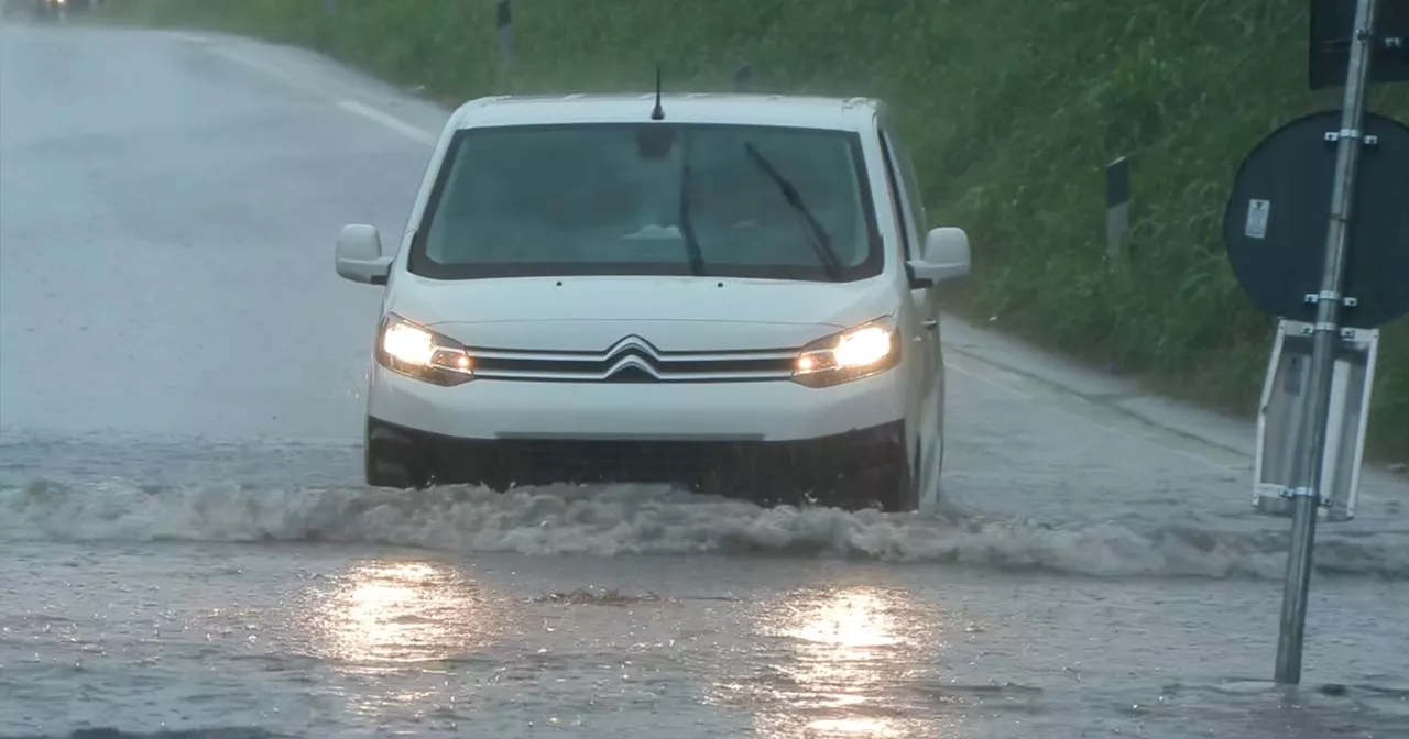 Nubifragio a Milano, il forte temporale trasforma le strade in fiumi: allagamenti nella zona Nord