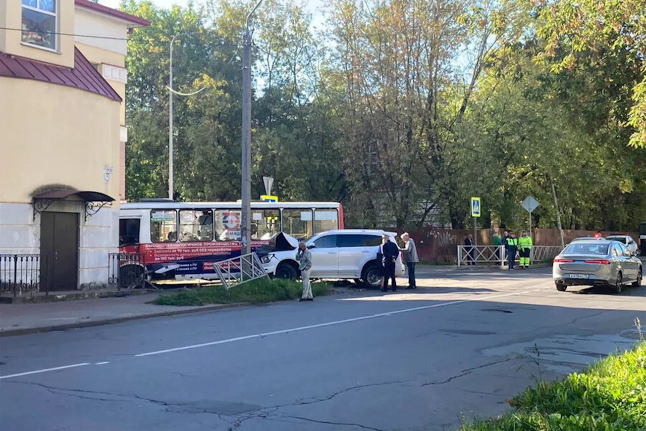 В Ярославской области в ДТП с автобусом пострадали восемь человек