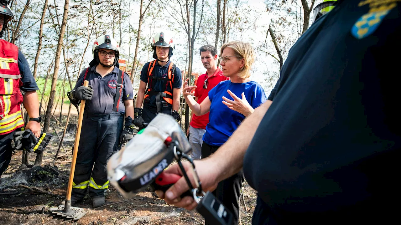 100 Hektar zerstört: Ministerin im Waldbrandgebiet