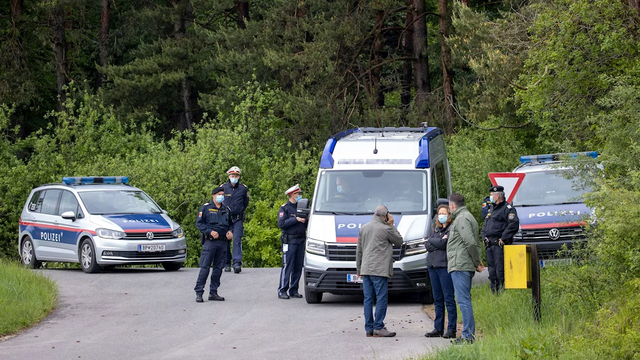 Auto-Fahrerin bei Crash in Bushaltestelle geschleudert