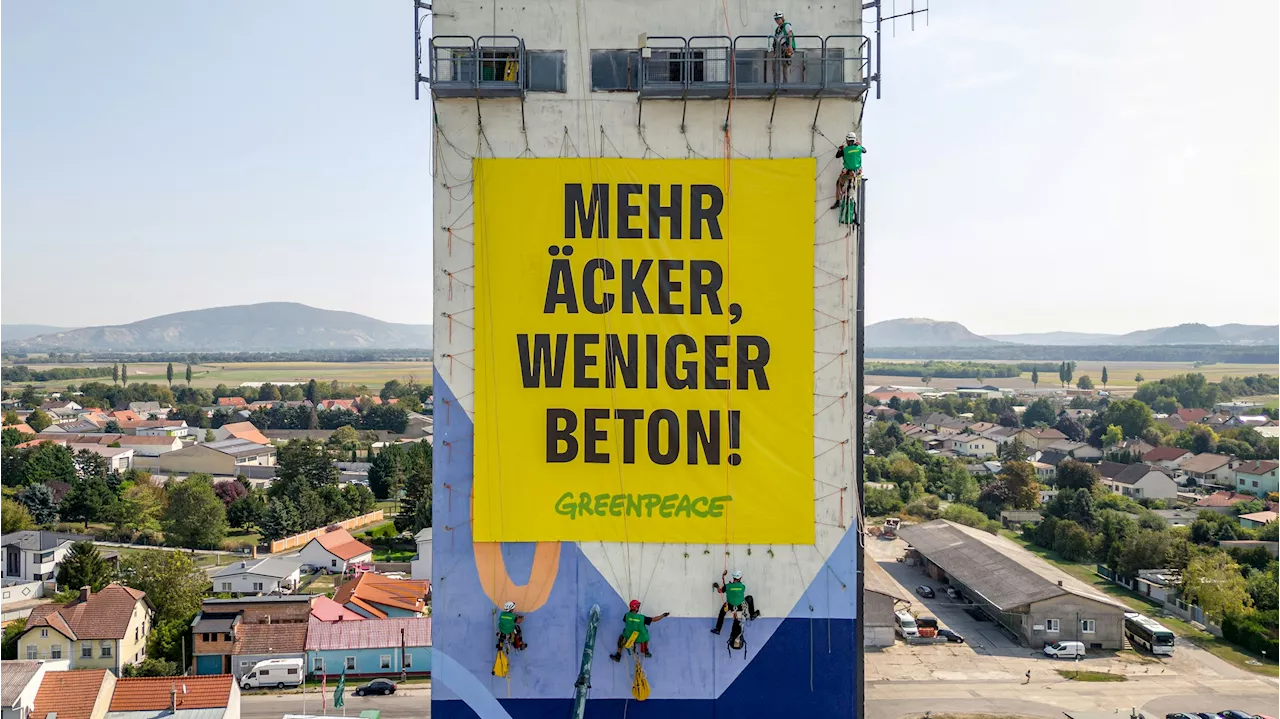  'Weniger Beton!' Greenpeace plakatierte Siloturm in NÖ