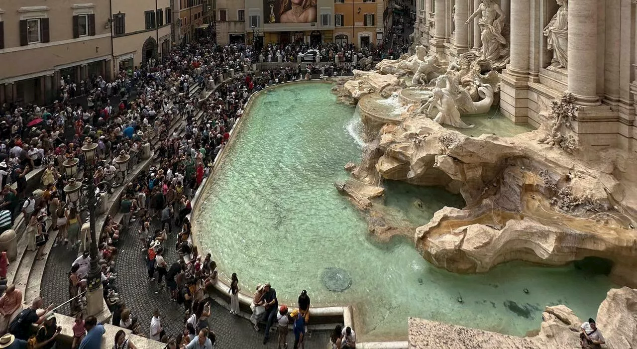 Fontana di Trevi, una tariffa simbolica per i turisti. «Anche 15 euro per vederla»