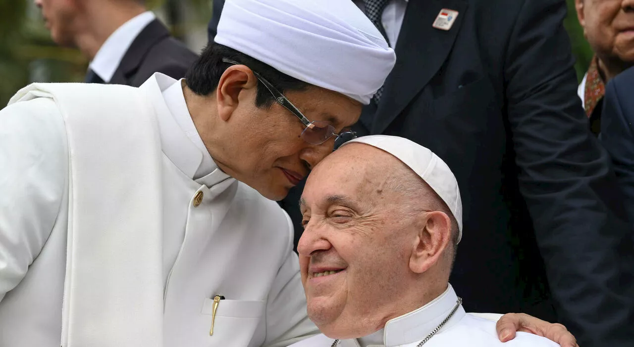 Papa Francesco regge bene la fatica e riparte da Giacarta, firma con l'Imam un documento, omessa la parola ter