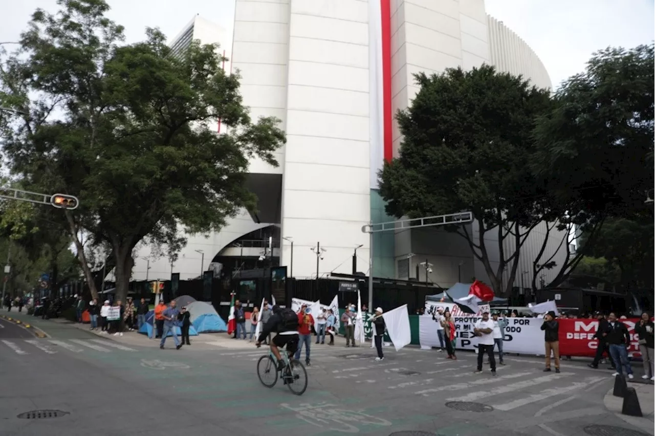 Bloquean trabajadores del PJF accesos al Senado; exigen diálogo