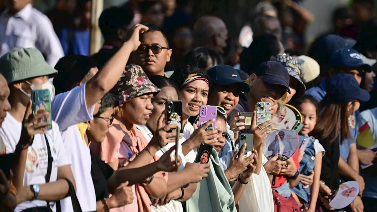 Ramai-ramai Warga Padati Area Masjid Istiqlal Jelang Kedatangan Paus Fransiskus