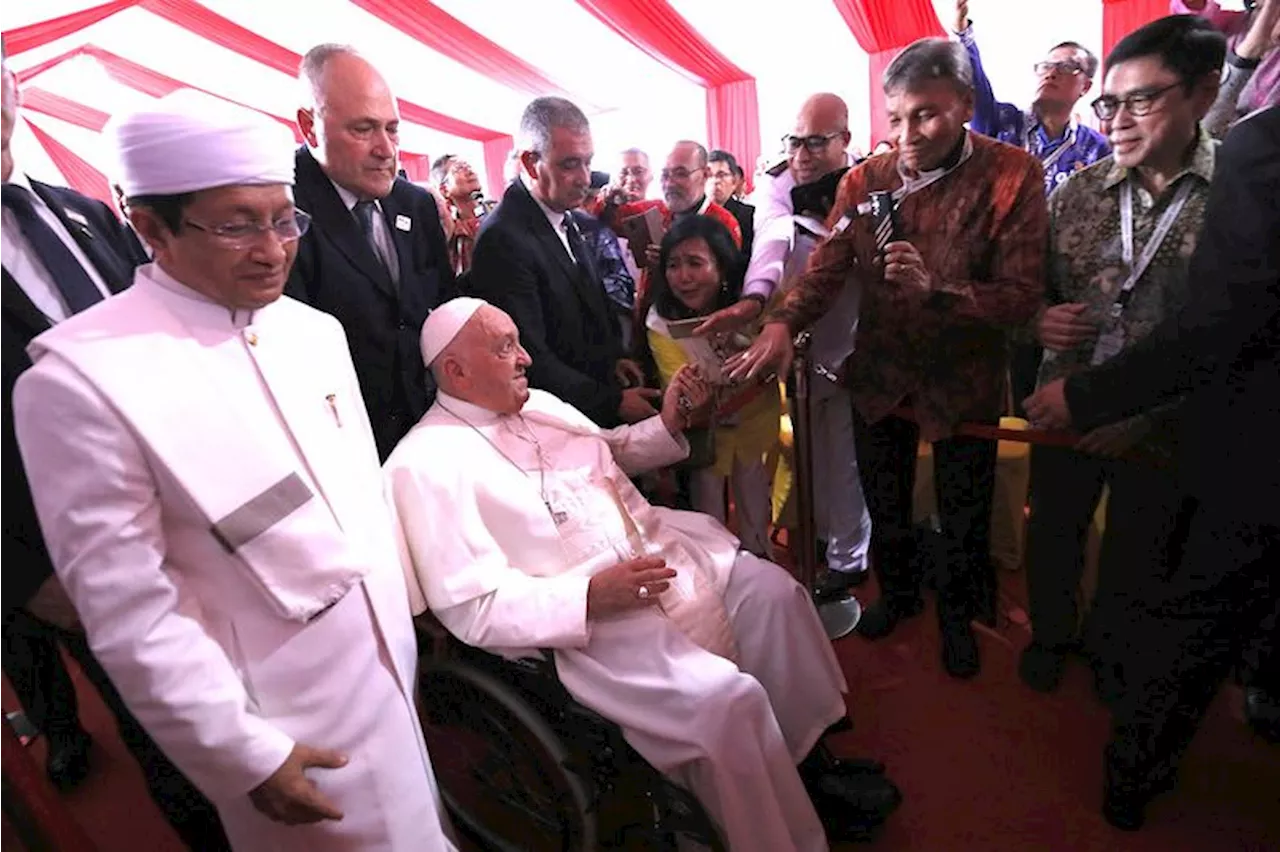 Paus Fransiskus Disambut Imam Masjid Istiqlal Nazaruddin Umar saat Tiba di Masjid Istiqlal