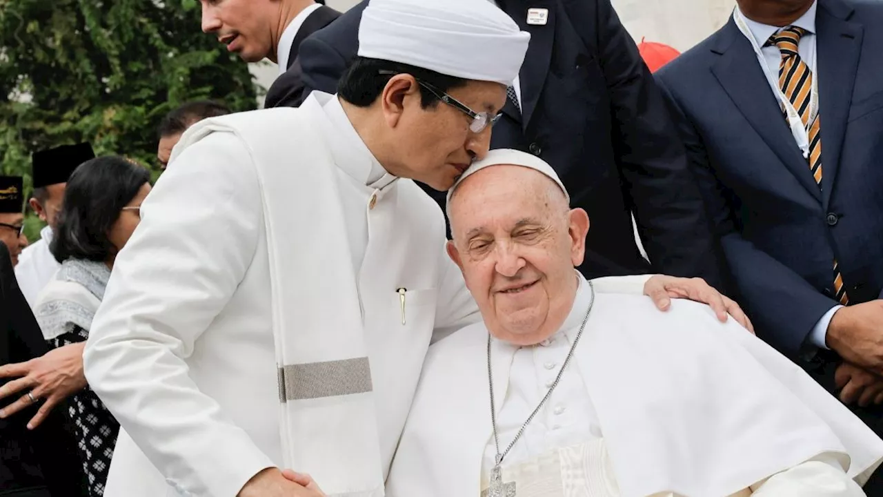 FOTO: Kemesraan Paus Fransiskus dan Imam Besar Masjid Istiqlal Saling Cium Tangan dan Kepala