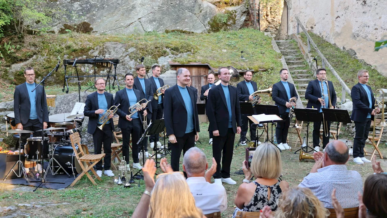 Danube Brass Ensemble glänzte im schattigen Hof der Burgruine Kaja