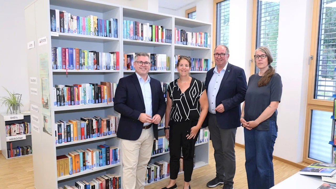 Landesrat Schleritzko besucht Bibliothek „Bücherkaffee“ in Schwarzenau