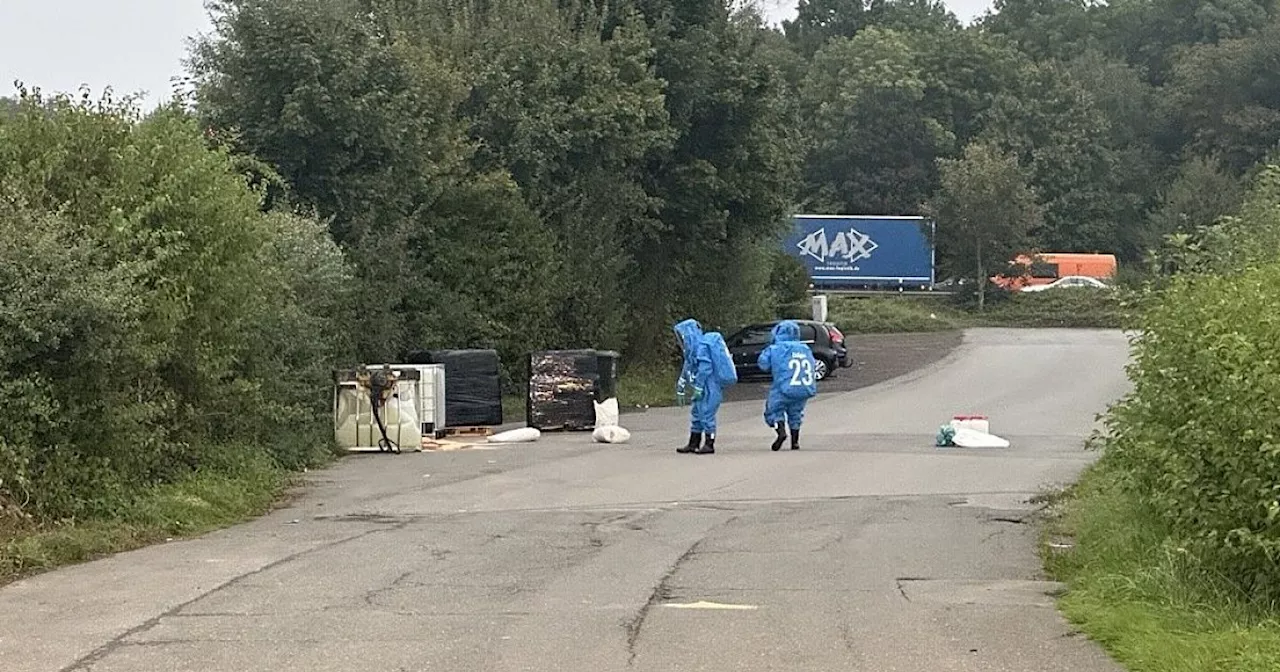 Großeinsatz in Minden-Lübbecke: Unbekannte Chemikalie tritt aus Container aus