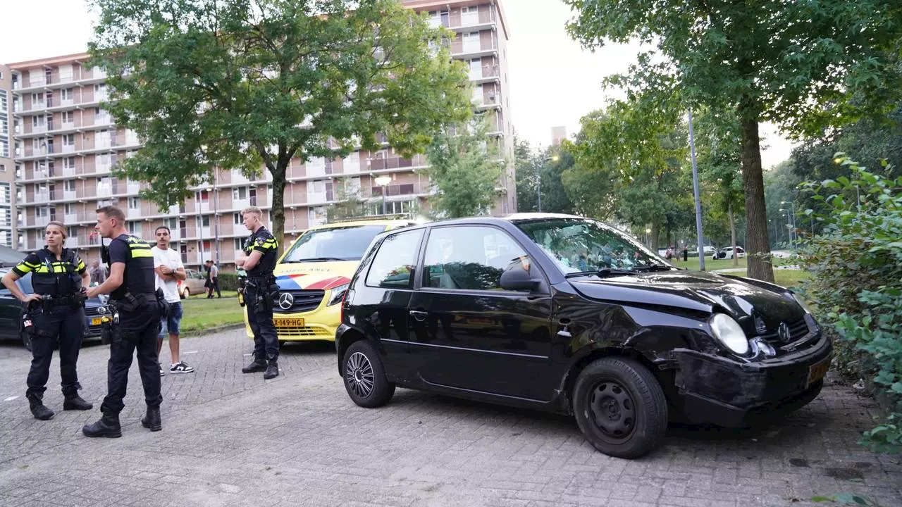 Bestuurder van een auto opgepakt nadat die tegen van alles aan rijdt