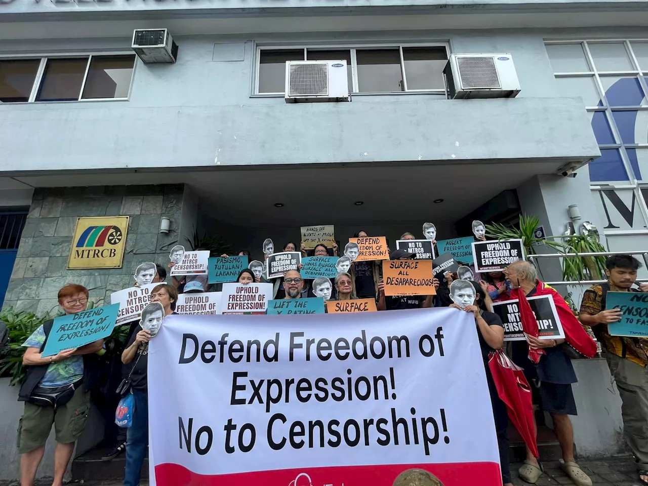 ‘Alipato at Muog’ director JL Burgos leads protest at MTRCB for lifting of X rating