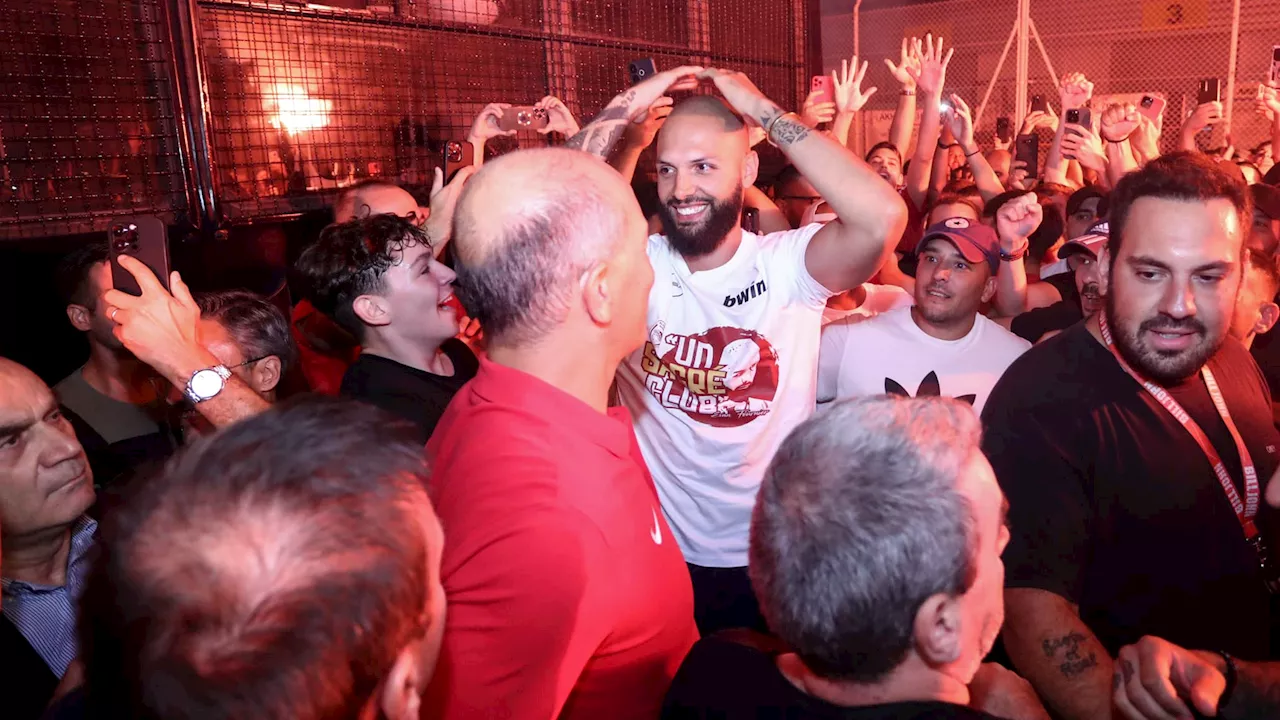 L’accueil complètement fou des fans de l’Olympiacos pour Evan Fournier