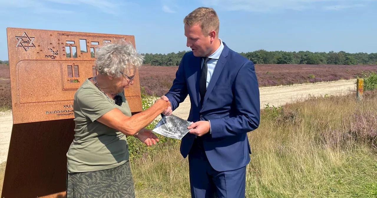 Oorlogsdichtbundel gepresenteerd tijdens herdenking Dolle Dinsdag: 'Hij dacht dat we bevrijd werden'