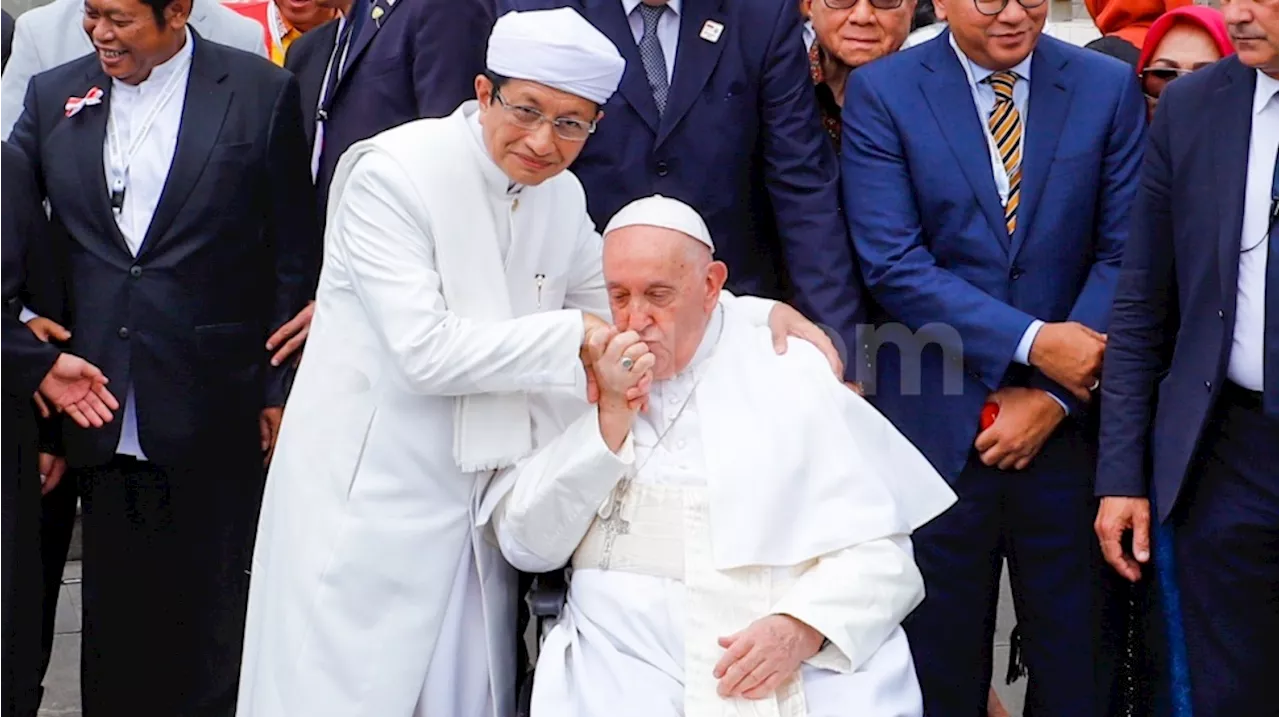 Cium Tangan Nasaruddin Umar, Ini Potret Paus Fransiskus saat Kunjungi Masjid Istiqlal