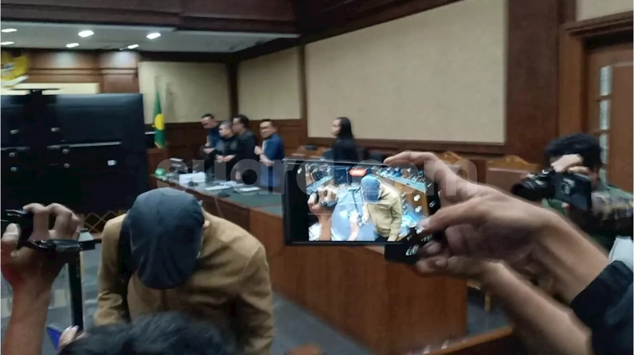 Dituntuk 15 Tahun Bui, Gazalba Saleh Sembunyikan Muka Dan Diam Jalan Menunduk