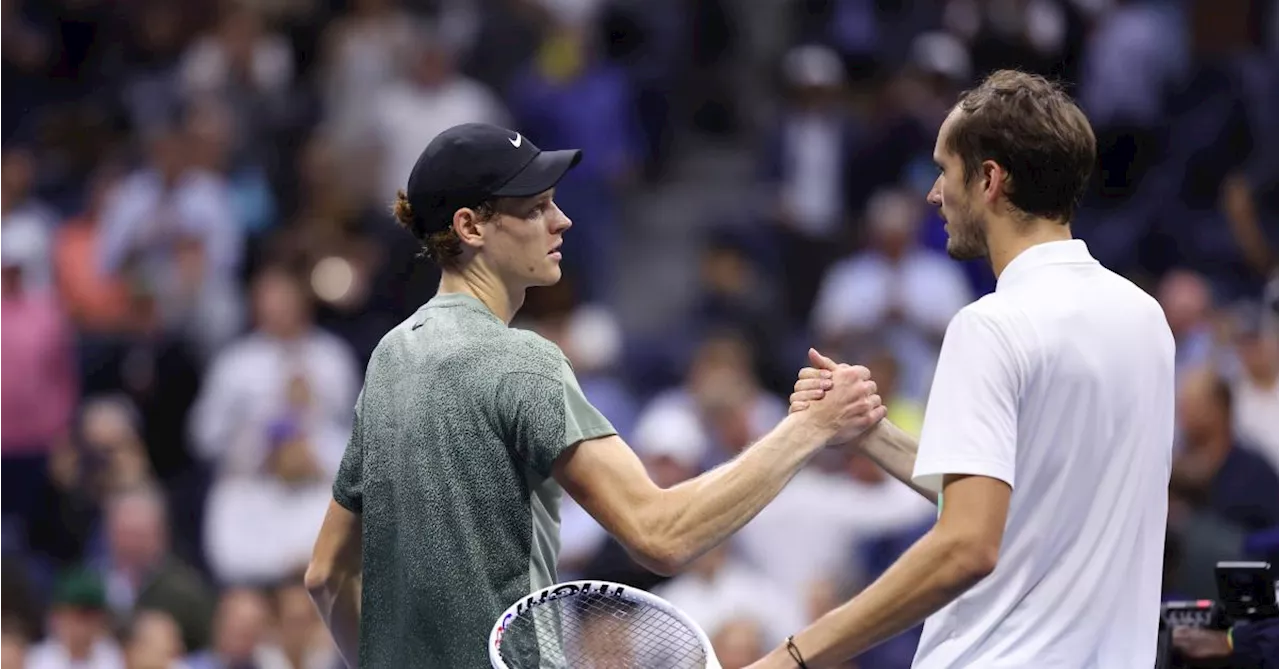 US Open: Sinner domine Medvedev et découvre les demies, Swiatek battue par Pegula (vidéos)