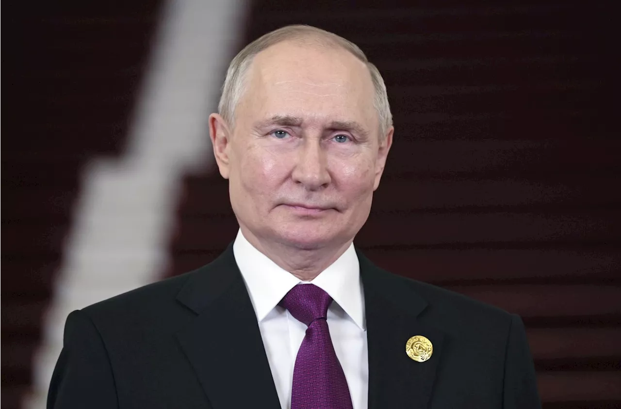 Com um sorriso, Putin diz que prefere Kamala a Trump agora que Biden está fora