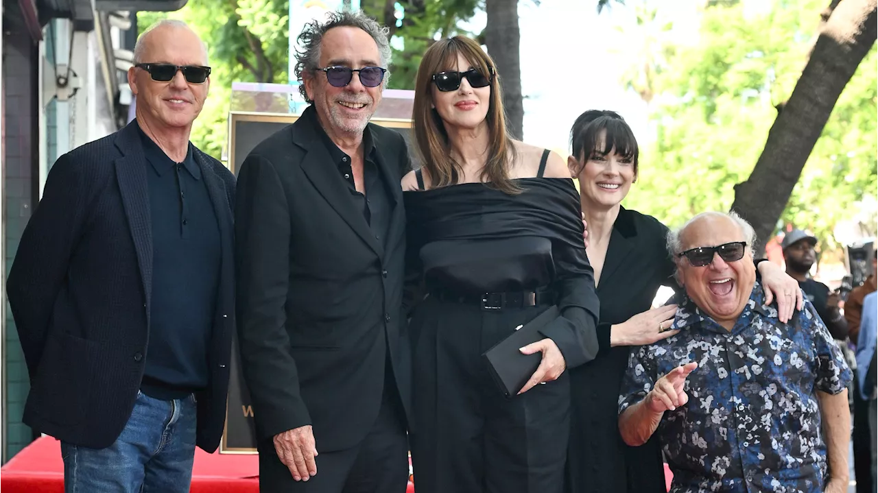 Tim Burton reçoit son étoile au Hollywood Walk of Fame entouré par Monica Bellucci et les stars de Beetlejuice