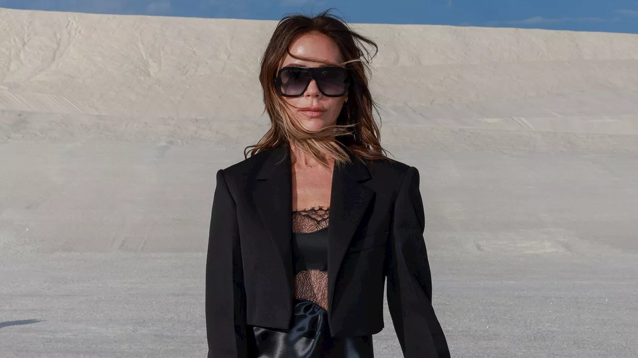 Victoria Beckham y los vestidos lenceros más elegantes para llevar en Otoño-Invierno 2024