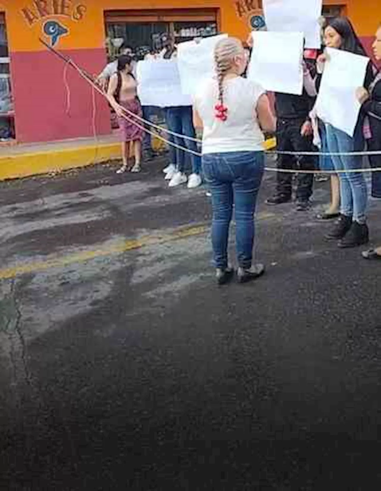 Para exigir docente de planta de preescolar, bloquean entrada a Zongolica