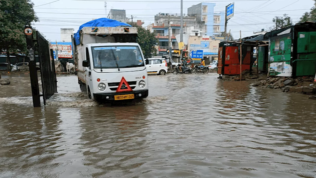 दिल्ली की सड़कें बनी दरिया: NCR में झमाझम बारिश, कई इलाकों में भरा पानी; ट्रैफिक की रफ्तार पर लगा ब्रेक