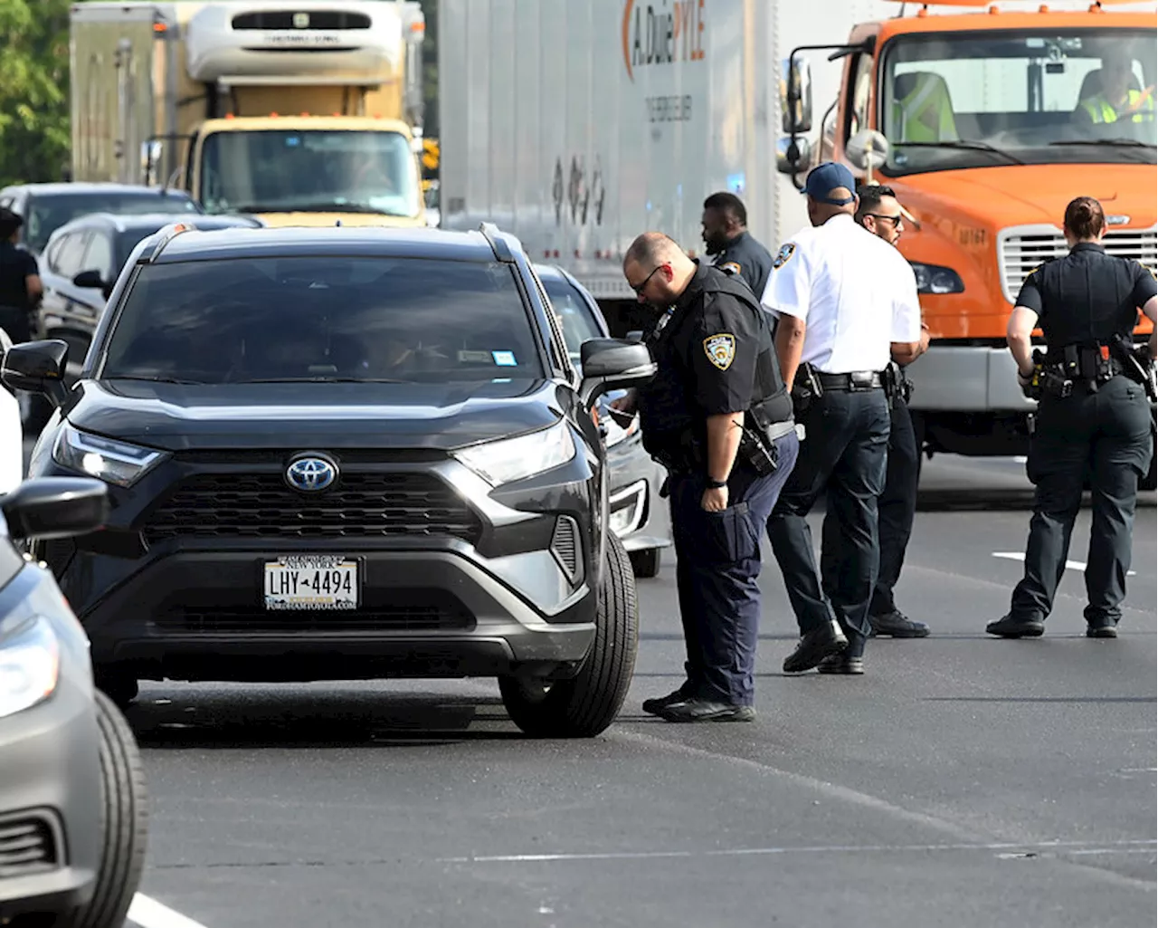 Cops snag 132 vehicles for 'ghost plates' at NYC bridges