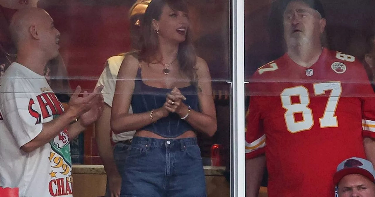 NFL-Saisonauftakt: Taylor Swift feuert Travis Kelce im Denim-Look an