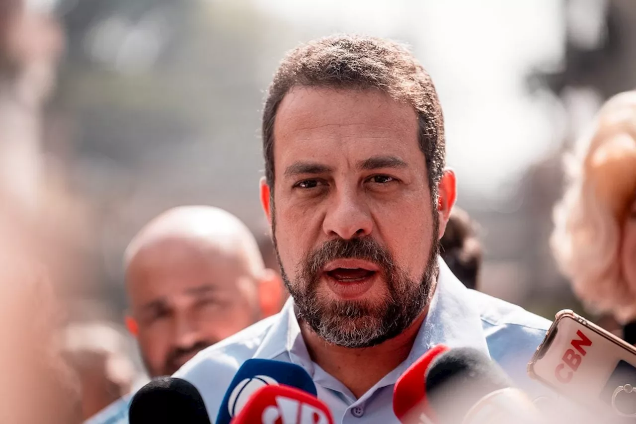 Polícia abre inquérito sobre linguagem neutra no Hino Nacional em ato de Boulos