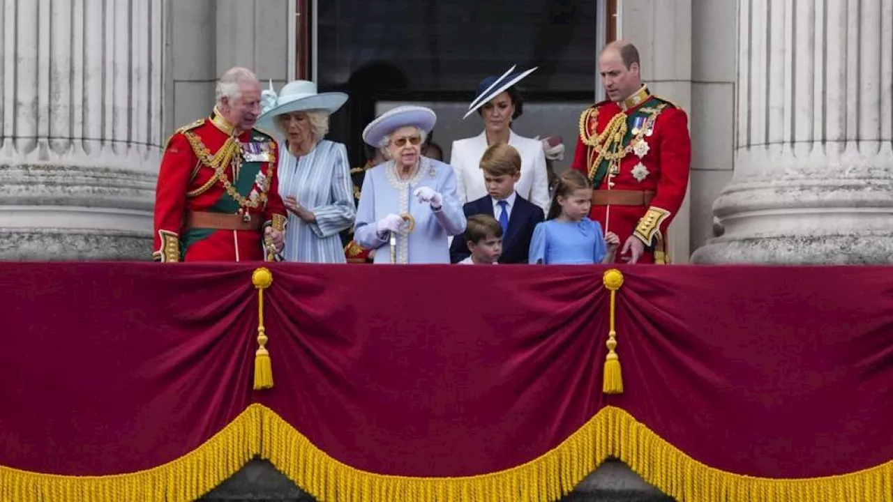 Una statua nel cuore di Londra per Elisabetta II: due anni dopo il 65% sostiene la monarchia