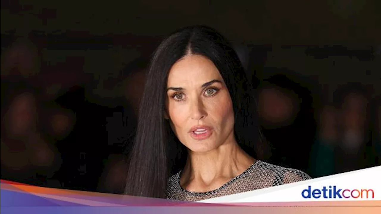 Demi Moore Gak Cuma Pamer Tubuh di Striptease