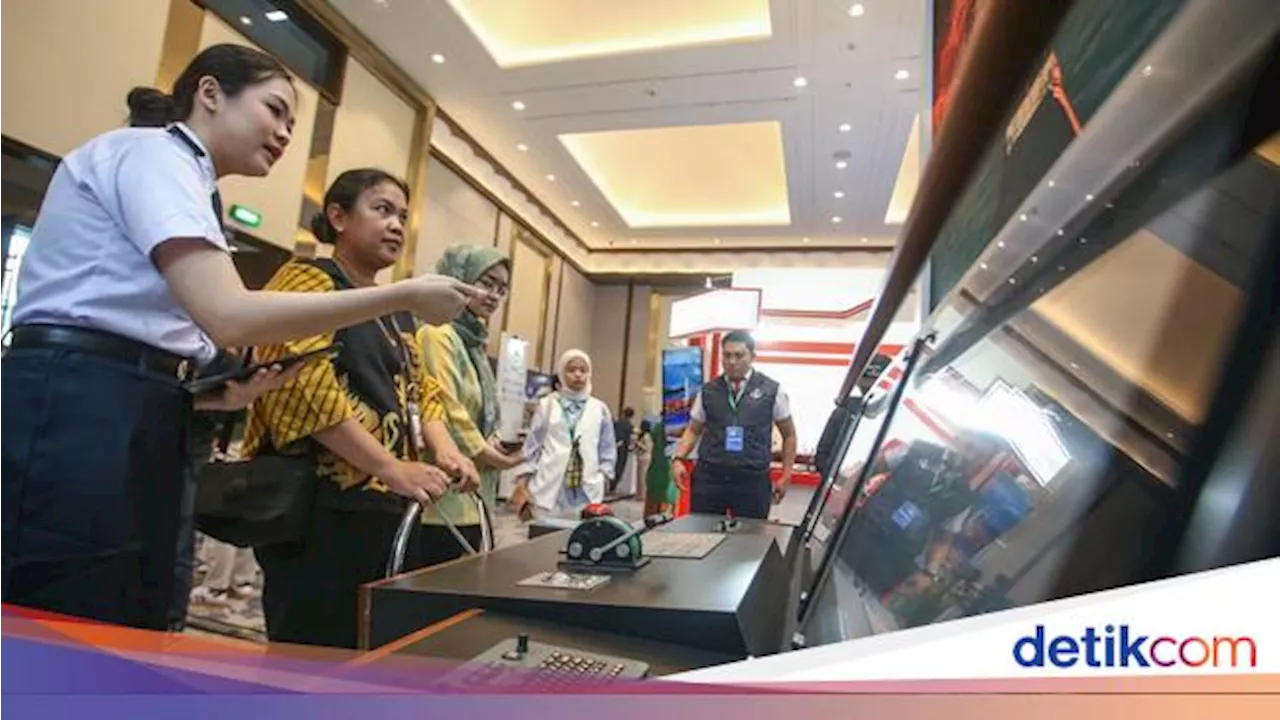 Senangnya Pengunjung Hub Space Jajal Simulator Nakhoda Kapal Tanker